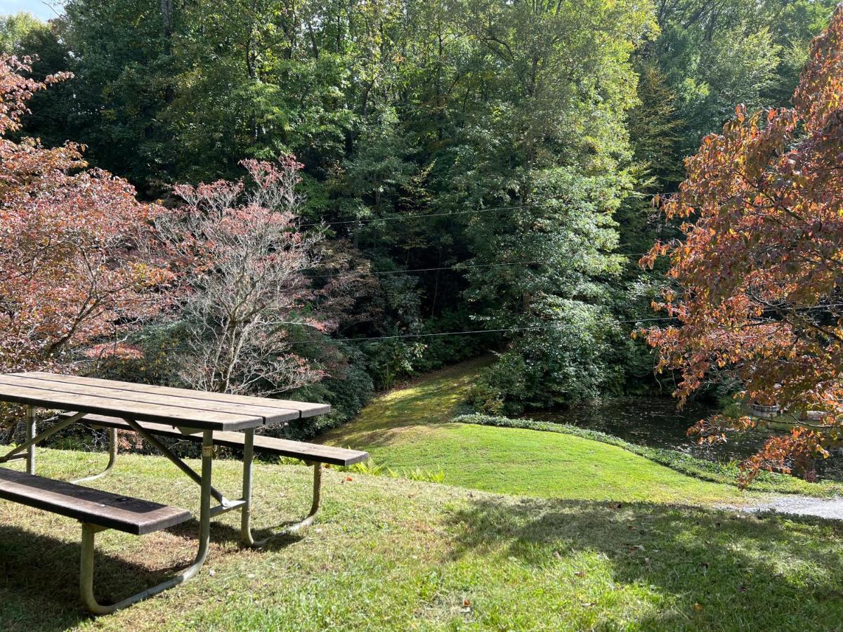 Outland Chalet & Suites Great Smoky Mountains Whittier Exterior photo